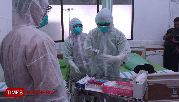 Tenaga medis di Sragen saat melakukan penanganan Covid-19. (FOTO: Mukhtarul Hafidh/TIMES Indonesia)