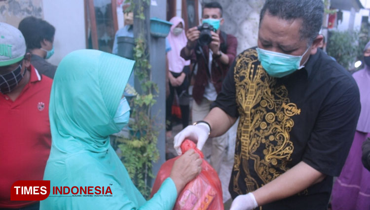 Wakil Wali Kota Surabaya Whisnu Sakti Buana mengunjungi warga yang pulang dari karantina. (Foto: Ammar Ramzi/TIMES Indonesia)