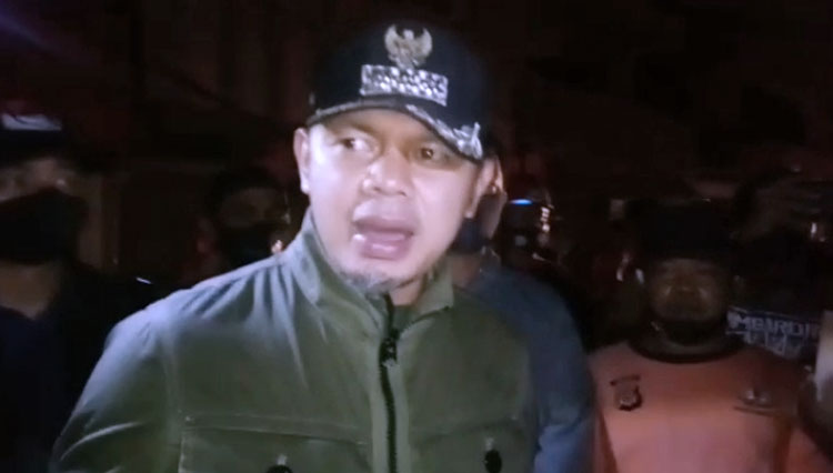 Wali Kota Bogor Bima Arya Sugiarto saat memimpin proses evakuasi terhadap insiden kebakaran dua toko di kawasan Jembatan Merah, Kota Bogor (Foto: Antara)
