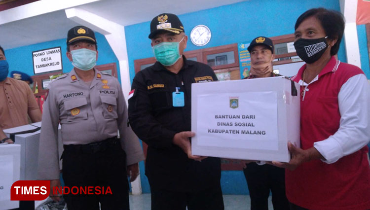 Bupati Malang, Drs HM Sanusi MM saat memberikan bantuan kepada masyarakat Desa Tambakrejo. (Foto : Binar Gumilang / TIMES Indonesia)