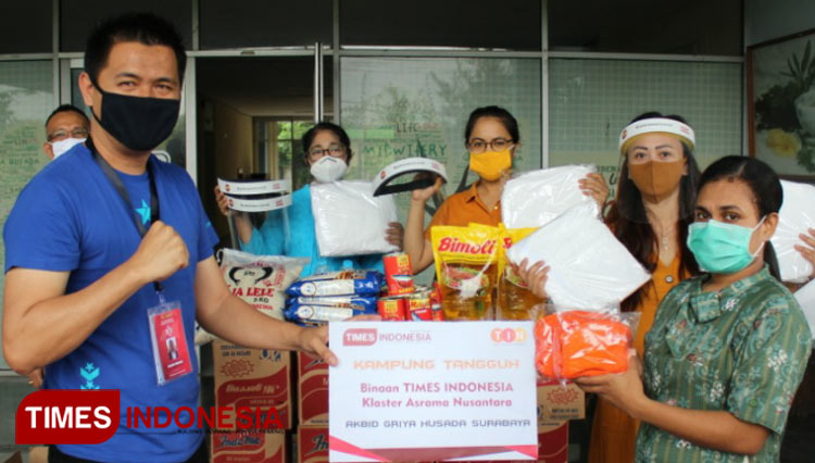 Direktur TIMES Indonesia (TI) Kiagus Firdaus (kiri) menyerahkan paket stok pangan dan APD kepada asrama mahasiswi nusantara Akbid Griya Husada Surabaya. (Foto: Ammar Ramzi/Times Indonesia)