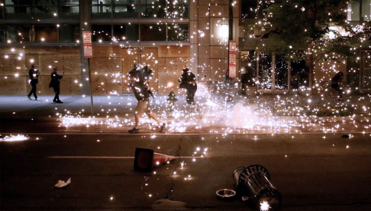 Para pengunjuk rasa berlari ketika polisi menggunakan granat flash untuk membubarkan kerumunan di Washington, DC. (FOTO: Reuters)