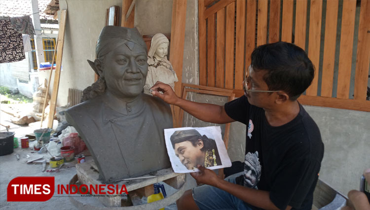 Proses pembuatan cetakan patung Didi Kempot di Studio Logam Sakti. (Foto: Totok Hidayat/TIMES Indonesia)