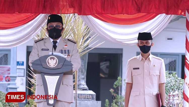 Wali Kota Blitar Santoso memimpin upacara peringatan hari lahir pancasila di Istana Gebang kota Blitar, Senin (1/6/2020). (FOTO: Humas Pemkot Blitar/TIMES Indonesia) 