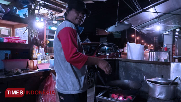 Antun Kriscahyo, a 47 year old guy who owned Pak Dhe Dhepis fried noodle shop at Jalan HOS Cokroaminoto No. 110 Yogyakarta cooking fried noodle for his customers. (Photo: Fajar Rianto/TIMES Indonesia)