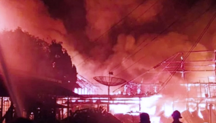 Suasana saat terjadi kebakaran di Kawasan Menteng Jakarta Pusat (FOTO: Antara)