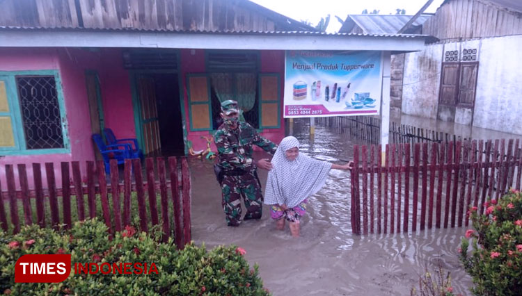 Babinsa Koramil 1308/06 Lamala Sedang Evakuasi Warga.  (FOTO: AJP TIMES Indonesia)