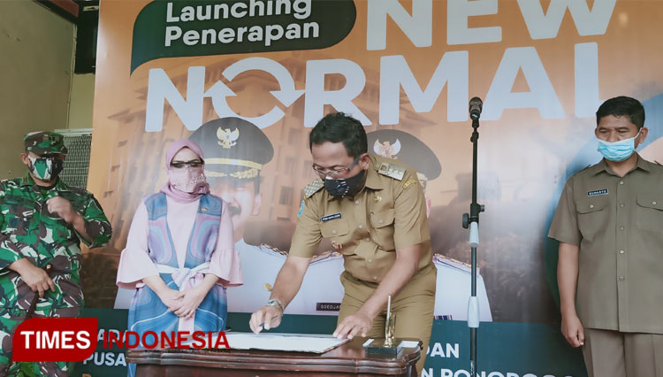 Bupati Ponorogo Ipong Muchlissoni lanching ujicoba new normal. (Foto: Marhaban/TIMES Indonesia)
