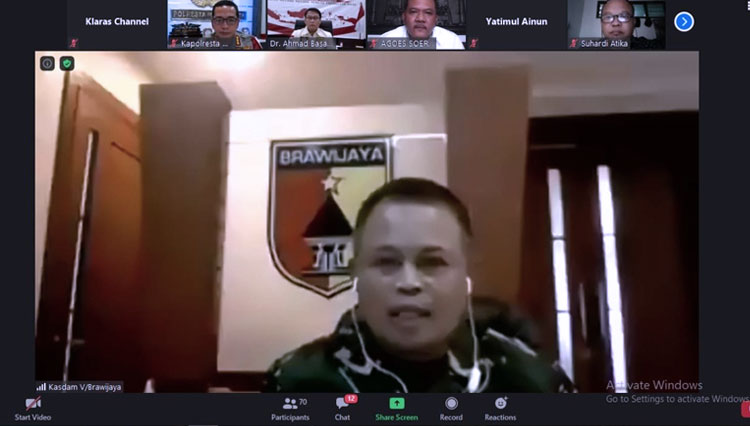 Kasdam V/Brawijaya Brigjen TNI Agus Setyawan yang mewakili Pangdam V/Brawijaya Mayjen TNI Widodo Iryansyah dalam acara seminar virtual. (Foto: Naufal Ardiansyah/TIMES Indonesia)