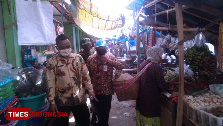 Suasana dalam blok sayur pasar Bangilan paska Revitalisasi dan siap ditempati pedagang dan upaya penertiban pengelola pasar terhadap pedagang lesehan diluar blok sayur (02/06/2020).(Ahmad Istihar/TIMES Indonesia).