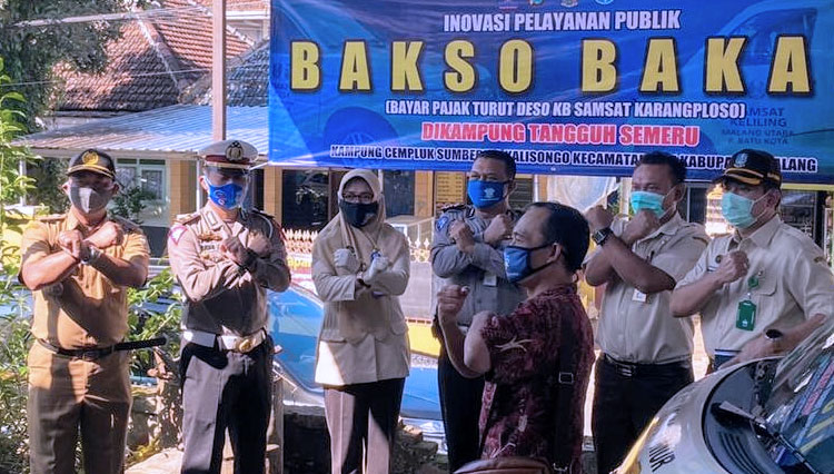 Peninjauan Inovasi Bakso Bakar dari Satlantas Polres Malang di Kampung Tangguh. (Foto : Satlantas Polres Malang)