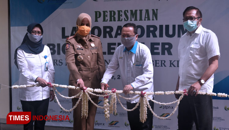 Bupati Jember bersama pimpinan PT NMU dan RSP Jember Klinik memotong pita peresmian ruang Laboratorium Biomolekular PCR, Selasa (2/6/2020). (Foto: Humas Pemkab Jember for TIMES Indonesia)