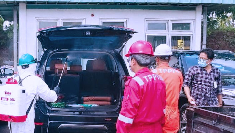 Petugas di PT Trans Pacific Petrochemical Indotama (TPPI) Tuban, saat melakukan penyemprotan Disinfectant rutin dilingkungan pabrik, Selasa, (02/06/2020)(Foto: Dok. PT TPPI Tuban)