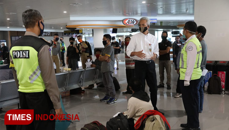 Gubernur Jawa Tengah, Ganjar Pranowo saat sidak di Bandara Ahmad Yani Semarang, Selasa (2/6/2020). (foto: Pemprov Jateng for TIMES Indonesia)