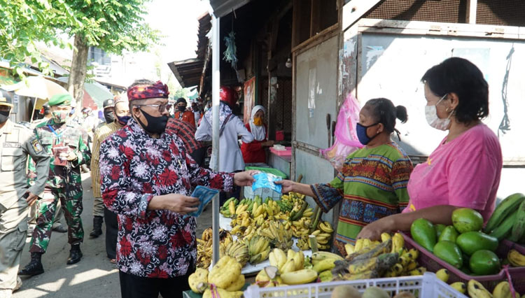 Wali Kota Blitar membagikan masker ke pedagang Pasar Legi Kota Blitar, Selasa ((2/6/2020). (Foto: Humas Pemkot Blitar) 
