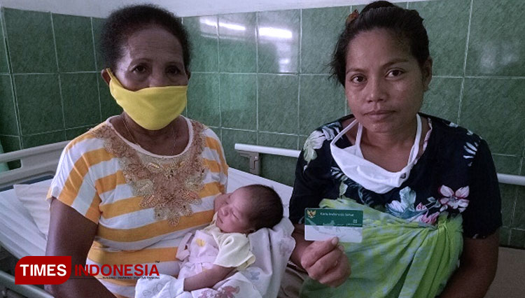 Sisilia Pati Ndamung bersama keluarga usai menjalani operasi caesar di Rumah Sakit. (FOTO: Habibudin/TIMES Indonesia)