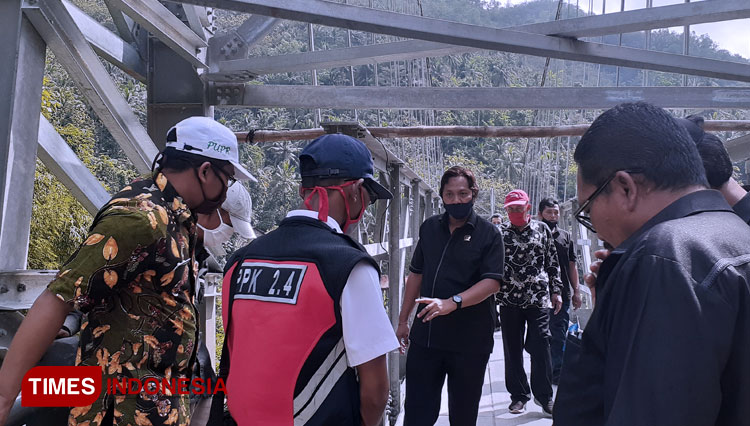 Suasana saat sidak Komisi IV DPRD Pacitan dan Dinas PU Pacitan di Jembatan Gantung Kedungbendo. (Foto: Rojihan/TIMES Indonesia)