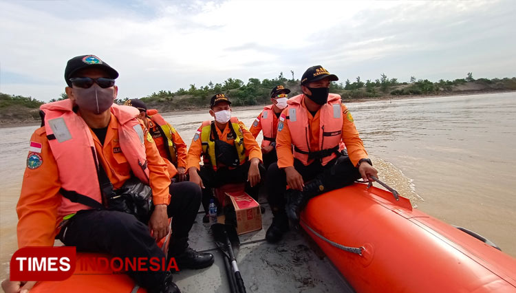 Pencarian korban dengan menggunakan perahu karet, menyisir muara Sungai Lukulo. (Foto: dok Basarnas Cilacap for TIMES Indonesia)