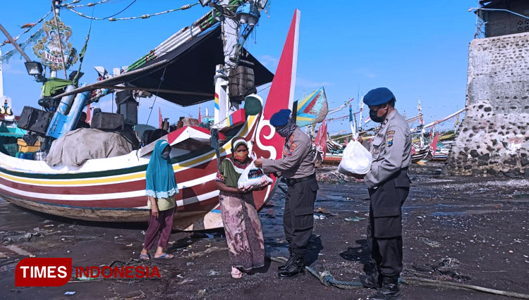 Satpolairud Polresta Banyuwangi berikan bantuan kepada nelayan. (FOTO: Agung Sedana/TIMES Indonesia)