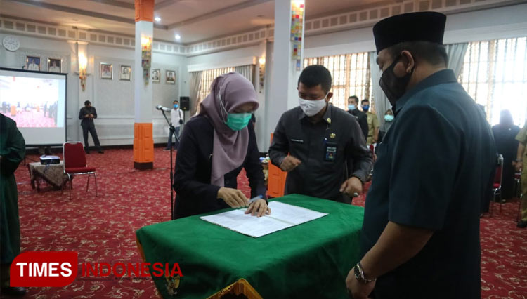 Proses pelantikan Pj Sekda Kota Cirebon yang Baru, Nanin Hayani Adam.(Foto: Humas Pemkot Cirebon for TIMES Indonesia)
