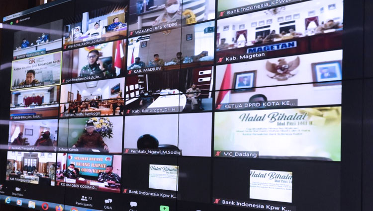 Video zoom meeting di ruang command center balaikota Kediri. (Foto: Protokol dan Komunikasi Pimpinan Sekretariat Daerah Kota Kediri)