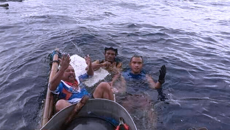 ABK Kapal Inkamini saat diselamatkan oleh KM Inkamina 478 di sekitar perairan Teluk Tolo. (Foto: Dinas Perikanan dan Kelautan Provinsi Sulteng for Times Indonesia)