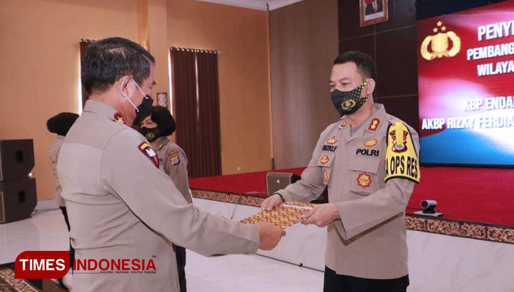 AKBP Rizky Ferdiansyah SH SIK ketika mendapatkan penghargaan dari Kapolri jelang berakhirnya menjabat sebagai kapolres Sleman. (FOTO: Dokumen Rizky Ferdiansyah for TIMES Indonesia)