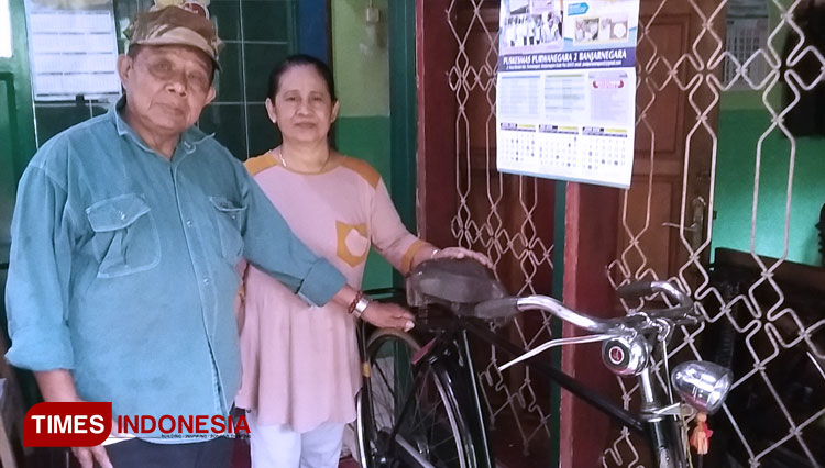 H Kamtori bersama Ny Kartini, isterinya memperlihatkan sepeda koleksinya. (FOTO: Muchlas Hamidi/ TIMES Indonesia)