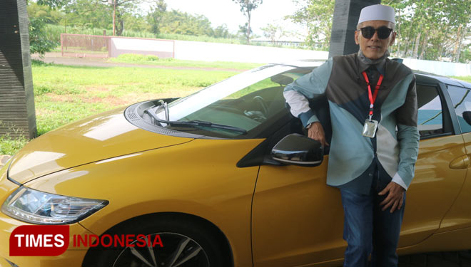 Habib Hasan Mulachela tampil gaya dengan mobil sport kesayangan, Rabu (3/6/2020).(Foto: Lely Yuana/TIMES Indonesia) 