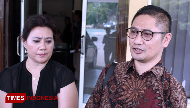 Kuasa hukum korban penipuan, Hassanain Haikal (kanan) memberikan keterangan kepada wartawan di Mapolda Jabar, Rabu (3/6/20). (Foto: Fazar/TIMES Indonesia)