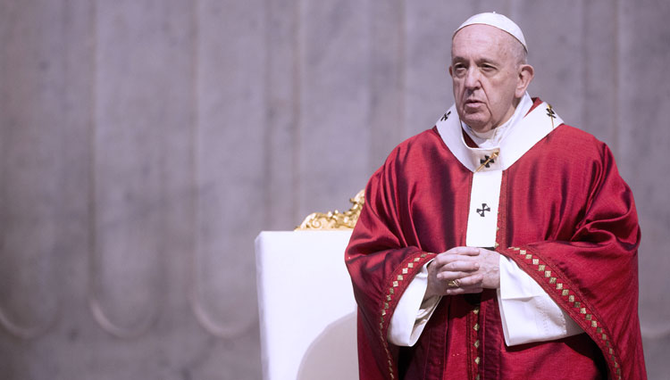 Paus Franciscus saat merayakan Misa Kudus pada Hari Raya Pentakosta di Kota Vatikan, Italia, pada tanggal 31 Mei 2020 lalu. (FOTO: Grzegorz Galazka/ Mondadori Portofolio/ BBC/ Getty Images)