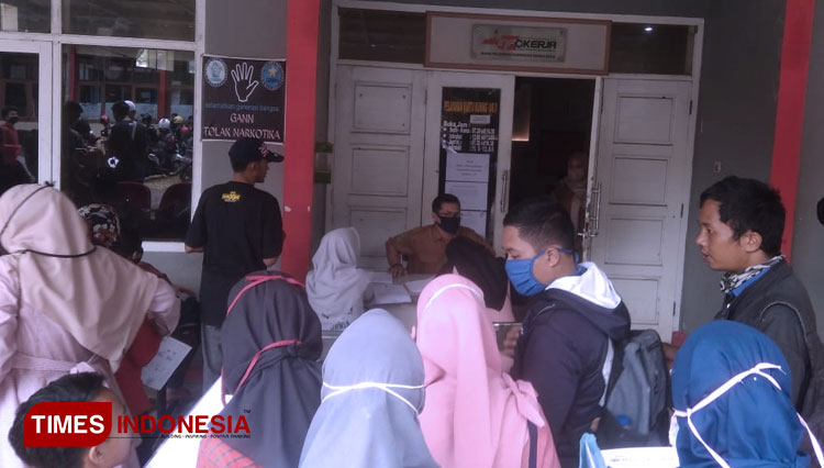 Para Pencari Kerja saat membuat Kartu Kuning atau kartu tanda pencari kerja. (FOTO : Oon Mujahidin/TIMES Indonesia)