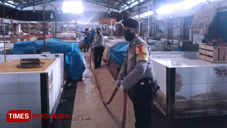 Penyemprotan disinfektan di tiga pasar tradisional yang ada di Kecamatan Pabuaran Kabupaten Cirebon (FOTO: Devteo MP / TIMES Indonesia)