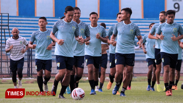 Para pemain Persela Lamongan saat masih menjalani latihan di Stadion Surajaya Lamongan, di awal musim 2020. (FOTO: MFA Rohmatillah/ TIMES Indonesia)