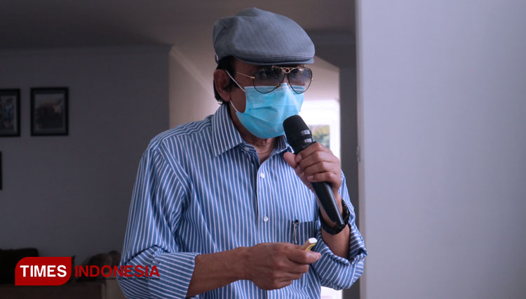 Prof Dr Subijanto Marto Sudarmo menerangkan manfaat probiotik dalam menjaga imunitas tubuh selama pandemi, Rabu (3/6/2020). (Foto: Lely Yuana/TIMES Indonesia) 