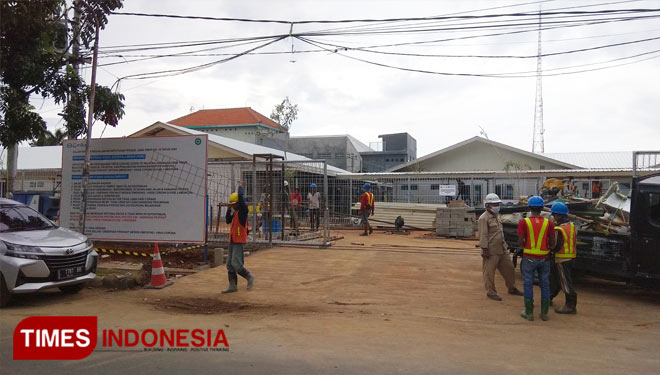 Proses pengerjaan halaman RS Covid-19 di Kabupaten Lamongan. (FOTO: MFA Rohmatillah/ TIMES Indonesia)