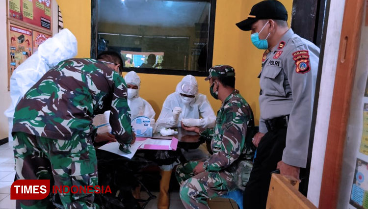 Pelaksanaan Pemeriksaan Kesehatan dan Rapid Tes bagi ANggota Koramil, Polsek dan ASN Kecamatan Toili. (FOTO: AJP TIMES Indonesia)