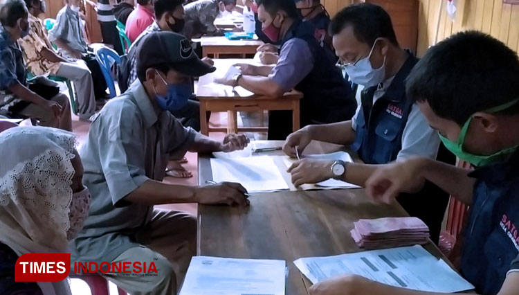 Sebanyak 282 KK warga Desa Cibangkong menerima Bantuan Langsung Tunai tahap kedua, sebagian langsung untuk membayar SPPT. (FOTO: Sutrisno/TIMES Indonesia)