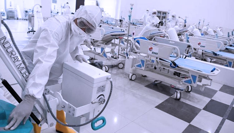 Ilustrasi - Tenaga Medis saat cek peralatan medis untuk penanganan pasien covid 19 (Foto: Reuters/Antara Foto/H. Mubarak)