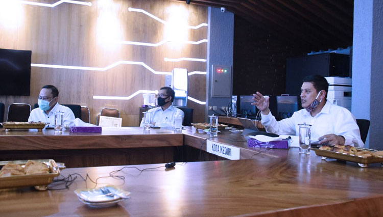 Wali Kota Kediri Abdullah Abu Bakar saat seminar dengan Mahasiswa IAIN melalui zoom meeting di command center Pemkot Kediri. (Foto: Protokol dan Komunikasi Pimpinan Sekretariat Daerah Kota Kediri)