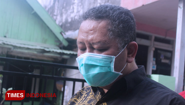 Wakil Wali Kota Surabaya Whisnu Sakti Buana dalam kunjungannya ke warga Kedung Turi yang sempat dipulangkan dari karantina, Minggu (31/5/2020). (FOTO: Ammar Ramzi/ TIMES Indonesia) 