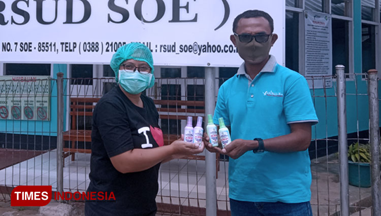 Ketua YPKM SoE, Sandy Rupidara (kanan), saat menyrahkan bantuan APD kepada direktur RSUD SoE beberapa waktu lalu. (foto: Joe/TIMES Indonesia) 