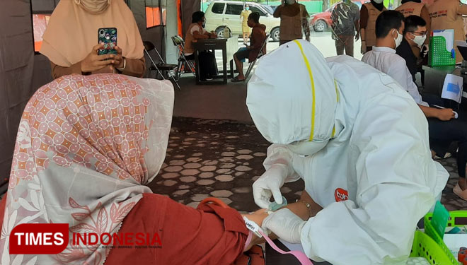 Suasana di posko pelayanan rapid test di Halaman Kantor Dinas Kesehatan Sulteng, Selasa, (2/6/2020). (Foto : Sarifah Latowa/ Times Indonesia)  