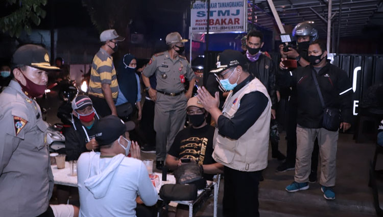 Wakil Wali Kota Malang Sofyan Edi Jarwoko saat sidak di warung kopi. (Foto: Humas Pemkot Malang)