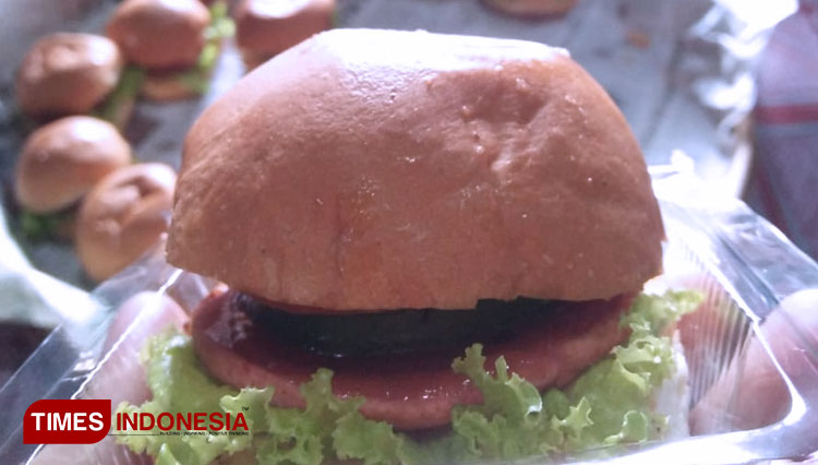 Burger mini Demak buatan Riska Maula Shofi (FOTO: Fuhatur Rohman/TIMES Indonesia)