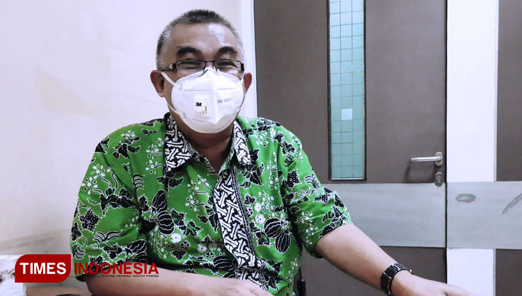 Dokter Setiadji Sp.P, ketua tim medis yang menangani pasien positif Covid-19 di RSUD dr R. Koesma Tuban, Kamis, (04/06/2020). (Foto: Achmad Choirudin/TIMES Indonesia)