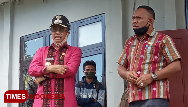 Bupati TTS, Egusem Pieter Tahun (kiri bertopi) didampingi Kepala Dinas PMD TTS, George D. Mella, saat berada di kantor Dinas PMD TTS (foto: Joe/Times Indonesia) 