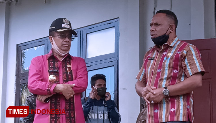 Bupati TTS, Egusem Pieter Tahun (kiri bertopi) didampingi Kepala Dinas PMD TTS, George D. Mella (kanan) (foto: Joe/TIMES Indonesia) 