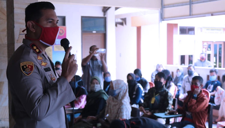 KAPOLRES Majalengka AKBP Bismo Teguh Prakoso, saat memberi penjelasan kepada para pemohon SIM dan SKCK di Mapolres Majalengka. (Foto: pikiran-rakyat)
