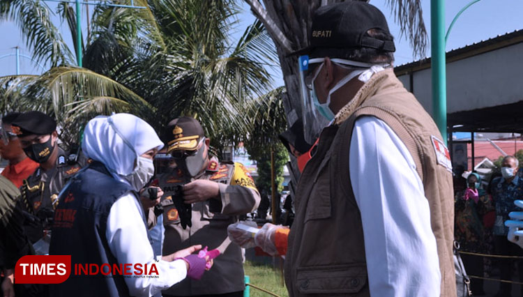 Gubernur Khofifah Indar Parawansa bersama Bupati Gresik Sambari Halim Radianto saat mengunjungi Kampung Tangguh (Foto: Akmal/TIMES Indonesia)